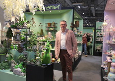 Danny Verhelst geeft een kijkje in de groene afdeling van de Dekoratief stand.