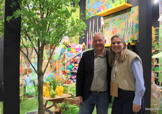 Ernand Scholten en Evi Merckx bij de kindercollectie van Esschert Design.