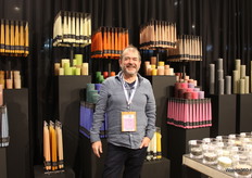 Luc Steurs bij de kaarsencollectie van Rastelli.