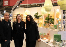 Mede-eigenaar Glen Khouw, Stefanie van der Geest en Daniela Vilardell bij de stand van Originalhome. Ze laten zien hoe de kopjes gerecycled worden.