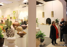 Joost Sturkenboom in gesprek met klanten. Het is een drukke beurs geweest voor Urban Nature Culture.