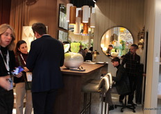 Het verkoopteam van VIPS waren de orders aan het inboeken en de klanten aan het helpen.