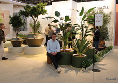 Eigenaar Christophe Scheyvaerts bij zijn MAZU stand.