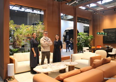 CEO Robin Goemans met zijn salesteam bij de leren en marmeren meubels.