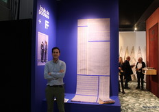 Anthony van Louis de Poortere met The Monochromes. Bezoekers zijn druk in gesprek met de vertegenwoordigers in de achtergrond.