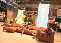 De oranje bank van Wünder is door Arthur Nevejan en Frederik Vanpevenaeyge gepresenteerd.