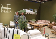 Eigenaar Pieter den Hartog en Alister Dawe met de outdoor collectie van Fjaka Furniture.