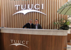 Het Tuuci duo uit Oisterwijk laat een prachtige stand zien met hout en marmer.