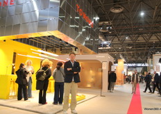 Anton met de Bridge-lamp, gemaakt van gerecycled acryl met mooie elementen van hetzelfde materiaal van Tonone.