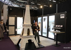 Michelle Wijnhoven van Raw Stones met de nieuwe vloertegelcollectie.