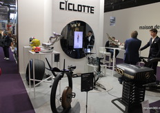 De Ciclotte-stand met verschillende automerkenproducten.