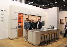 Het Cubex-team bij de moderne, modulaire keuken.