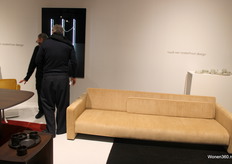 Ruud van Oosterhout in gesprek met een klant in zijn stand.