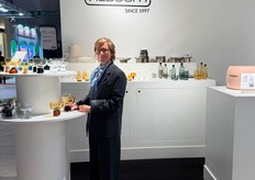 Ann de Cock bij de Gusto collectie van Alain Gilles (links) en de Re-edition Cordoba van Zephir Busine.