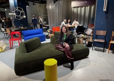 Petra Bettgens op de eyecatcher bank van jan kurtz, met daarachter de nieuwe collectie Kink.