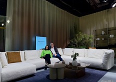 Nicole Berendsen en Sander de Geus op een bank van het Griekse merk Papadatos.