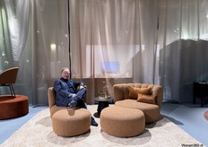 Leon Lemmen op een nieuw model van KFF, Gaia Divano designed by Monica Armani.