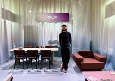 Julien van Hasselt van ign_re dat onder andere een nieuwe salontafel presenteerde. Ook de macademia kleur als tafeltop is nieuw.