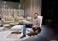 Tom Dissel van ijcoon op een nieuw model van het Nederlandse designmerk.