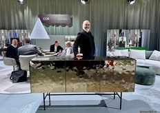 Camilo Otten voor een kast van Kettnaker...