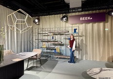 Eva van Beek voor de nieuwste kast van Beek. Ook de tafel links is nieuw en ze blinken uit in met name maatwerk.