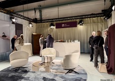 Drukte in de stand van Van Besouw dat sinds 1839 traditioneel vakmanschap verenigt met een toekomstgerichte benadering van textiel.