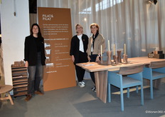 Annelies Pilat (links) met Marlies van der Werff en Carin Rijpstra van Pilat&Pilat, poserend bij o.a. eettafel ROB (ontwerp uit de eigen ontwerpstudio, van Peter Tromop) en eetkamerbank MARE (Studio Slow).