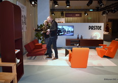 Blik in de showroom van Pastoe, met in het midden Jan Willem Huethorst, waar het draait om strakke lijnen en kleurrijk minimalisme.
