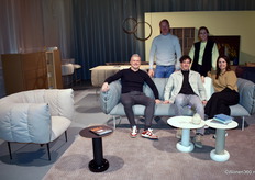 Het team van designlabel Jess, met zittend v.l.n.r. Edwin van den Berg (voor de projecten), het ondernemerspaar Maarten en Inge van de Goor en staand Joost Ydo (voor de retailmarkt, terwijl hij ook Sudbrock vertegenwoordigde) en Peggy de Langen.