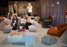 Anushka Huinink temidden van Marieke van den Berg (links) en Claire Declemy van LABEL | Vandenberg.