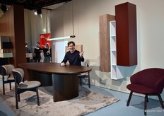 Een wijzende Jorre van Ast van ARCO, dat staat voor vakmanschap uit Winterswijk. Het bedrijf toonde hoe hun tafels en stoelen naadloos aansluitten bij de warme, textiele setting van het Klokgebouw.