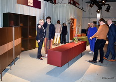 Pieter Coesel poseert met zijn moeder in de stand van het familiebedrijf Coesel, met rechts de wijzende vader Rob.