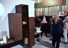 Peter van Winkel (tweede van links) van Saunaco, dat de nieuwe kastencollectie ALT toonde, een ontwerp van Studio Segers en staat voor een vernieuwende benadering van modulair kastontwerp.