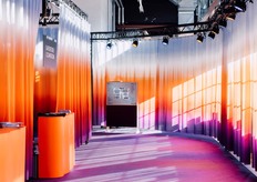 De showrooms waren verdeeld middels gordijnen, wat voor een eenheid in beleving zorgde.