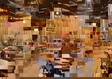 Nog een kijkje bij They & Me, vlak voordat de deuren van de beurs opengingen. De nieuwe eetkamerstoel ontworpen door Jan Willem van Elten is hier goed te zien.