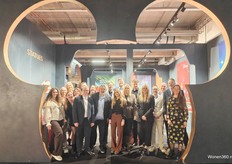 Het team van Christmas Inspirations bij het herkenbare logo. (LinkedIn: Christmas Inspirations).