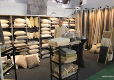 Michiel met de Woondekens-collectie van Silt Woondekens.