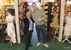 Eef (links) en zijn collega naast de nieuwe Zomer- en Blauwe collectie.