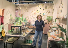 Rinske bij de gerecyclede glascollectie en spiegels van Weldaad.