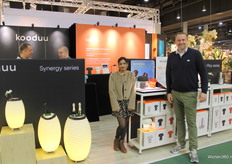 Steven slijper en Roopa singh op de stand van Kooduu naast de Synergy series.