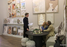 Hendrik en Sandra Reinders van Reinders! ontvangen uitleg van Hendrik Reinders in Frankfurt.