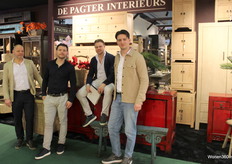 V.l.n.r. Erik, Marnix, Rico en Yannick naast de rustieke meubelcollectie.