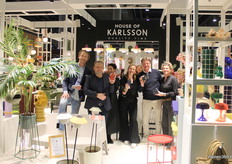 House of Karlsson - Present Time team met verschillende accessoires in de hand.