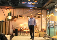 Eigenaar William Joosten naast de nieuwe samenwerking met thinkpaper. Het zijn kartonnen kappen en Masterlight maakt de armaturen.