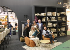 Een deel van het gezellige team van Rogon Produtcs B.V. met de kussen van hoii.