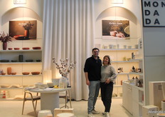 Pauline en Bernard bij de nieuwe kaarsencollectie van Mon Dada.