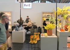De geelgekleurde en drukke stand van DutZ.