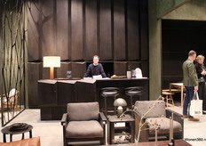 Guido bij de donker gekleurde stand van Ethnicraft.