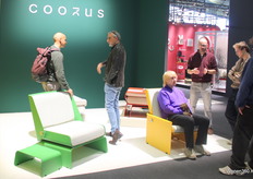 Yves Lawa, Sales & Business Development Lead (links), en founder Kristof Verhoeven in gesprek met bezoekers, waarvan er zelfs één is gaan zitten.