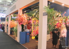 Zelfs met koffers worden de kunstbloemen bekeken van Silk-Ka.